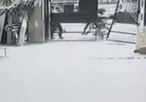 திருடர்களை மடக்கிப் பிடித்த காவலாளி