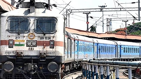 மொபைல் செயலிகளை பயன்படுத்தாமல் வாட்ஸ்அப் சாட்பாட் மூலம் ரயில் பயண தகவல்களை பெறுவது எப்படி?