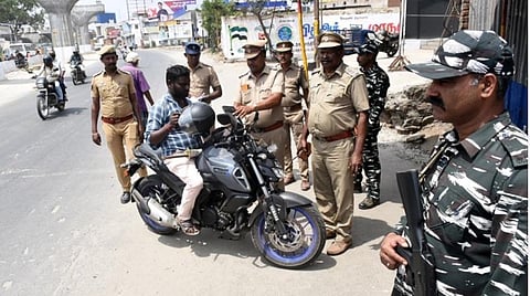 பிஎஃப்ஐ அமைப்புக்கு தடை விதிக்கப்பட்டதைத் தொடர்ந்து கோவை மாநகரில் இன்று கண்காணிப்பு மற்றும் வாகனத் தணிக்கையில் ஈடுபட்ட காவல்துறையினர். | படம் : ஜெ.மனோகரன்