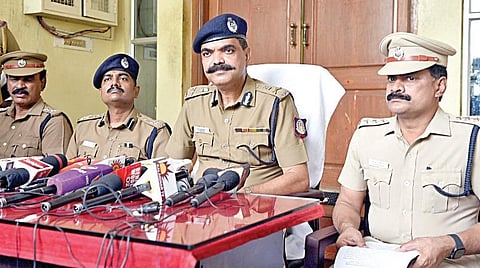 பிரபல ரவுடி சச்சினை போலீஸார் துப்பாக்கியால் சுட்டு பிடித்த தகவலை தாம்பரம் காவல் ஆணையர் அமல்ராஜ் செய்தியாளர்களிடம் நேற்று தெரிவித்தார். உடன் துணை ஆணையர் சிபிசக்கரவர்த்தி மற்றும் காவல்துறை அதிகாரிகள். படம்: எம்.முத்துகணேஷ்