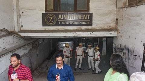 டெல்லியின் ஷாஹீன் பாக் பகுதியில் உள்ள பிஎஃப்ஐ அமைப்புக்கு சொந்தமான கட்டிடத்துக்கு வெளியே நேற்று பாதுகாப்புப் பணியில் ஈடுபட்டிருந்த போலீஸார். படம்: பிடிஐ