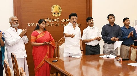 திருச்செந்தூர் சுப்பிரமணிய சுவாமி கோயிலில் ரூ.300 கோடி மதிப்பிலான திருப்பணிகளை காணொலிக் காட்சி வாயிலாக நேற்று தொடங்கிவைத்தார் முதல்வர் மு.க.ஸ்டாலின். உடன், இந்து சமய அறநிலையத் துறை அமைச்சர் பி.கே.சேகர்பாபு, கனிமொழி எம்.பி., தலைமைச் செயலர் வெ.இறையன்பு, அறநிலையத் துறைச் செயலர் பி.சந்திரமோகன், ஆணையர் ஜெ.குமரகுருபரன் உள்ளிட்டோர்.