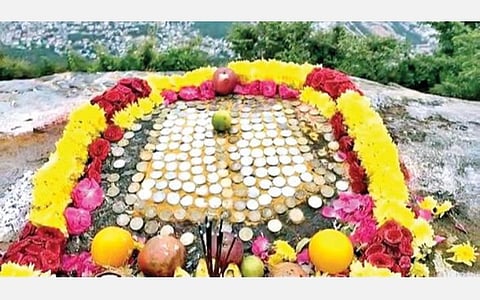 திருவண்ணாமலை அண்ணாமலை மீது உள்ள பாதத்துக்கு சிறப்பு பூஜை நடைபெற்றதாக சமூக வலைதளத்தில் வெளியானது.