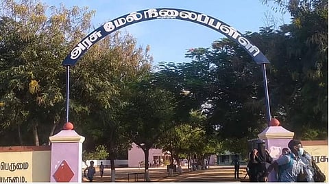 மாணவிகளை தவறுதலாக வழிநடத்தியதாக புகார்; அரசுப் பள்ளி ஆசிரியை பணியிட மாற்றம்: திருப்பூர் முதன்மைக் கல்வி அலுவலர் உத்தரவு