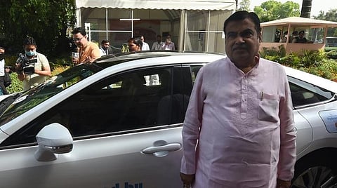 விநியோகத்தில் நெருக்கடி நிலவுவதால் கார்களில் 6 ஏர்பேக் கட்டாயம் ஓராண்டுக்கு தள்ளி வைப்பு - நிதின் கட்கரி தகவல்