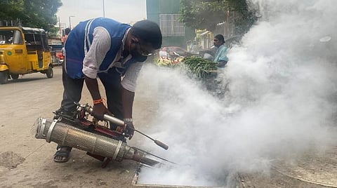 டெங்கு கொசுக்களை அழிக்க புகை பரப்பும் சென்னை மாநகராட்சி பணியாளர்