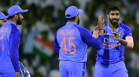 பும்ரா மற்றும் இந்திய வீரர்கள்.