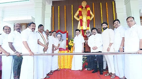சிவாஜி கணேசன் சிலைக்கு மரியாதை செலுத்திய முதல்வர் மு.க.ஸ்டாலின்