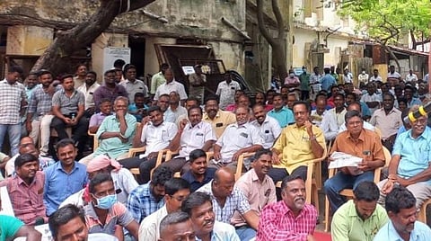 போராட்டத்தில் ஈடுபடும் ஊழியர்கள்