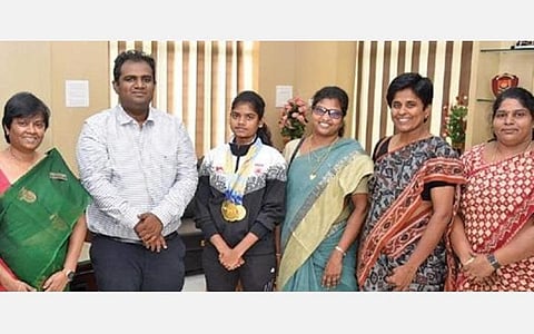 பேட்மிண்டன் சாம்பியன்ஷிப் போட்டியில் 6 தங்கப்பதக்கங்கள் வென்ற லேடி டோக் கல்லூரி மாணவி ஜெர்லின் அனிகாவை பாராட்டிய மதுரை மாவட்ட ஆட்சியர் எஸ்.அனீஷ்சேகர்.