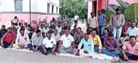 வேலைநிறுத்தப் போராட்டத்தில் ஈடுபட்டுள்ள சுங்கச்சாவடி ஊழியர்கள்.