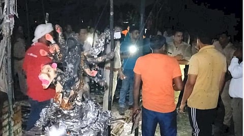 உத்தரப்பிரதேசத்தின் படோகியில் அமைக்கப்படிருந்த துர்கா பூஜை பந்தலில் நடந்த தீ விபத்து பாதிப்புகளை போலீஸார் பார்வையிடுகின்னர்.