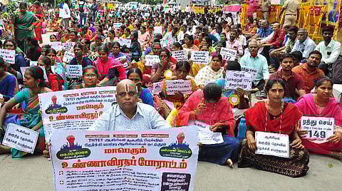 TET தேர்வில் தேர்ச்சிப்பெற்றவர்கள் உண்ணாவிரதப் போராட்டம்