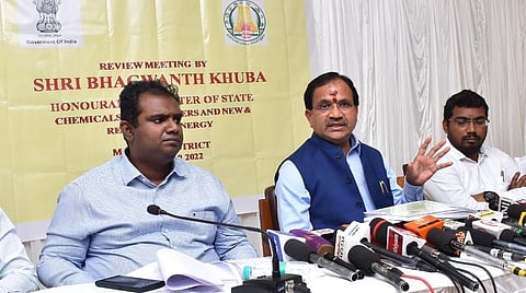 மதுரையில் செய்தியாளர்களை மத்திய உரம் மற்றும் ரசாயனத் துறை அமைச்சர் ஸ்ரீ பகவந்த் குப. | படம்: நா.தங்கரத்தினம்.