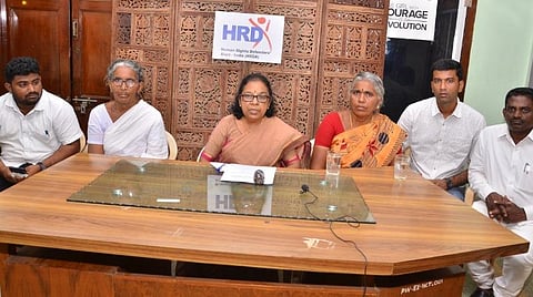 சுயஆட்சி இந்தியா கட்சியின் தேசிய தலைவர் கிறிஸ்டினா சாமி மற்றும் படுகொலை செய்யப்பட்ட ஜெகநாதன் குடும்பத்தினர் மற்றும் உறவினர்கள் உள்ளனர். படம்: நா.தங்கரத்தினம்.