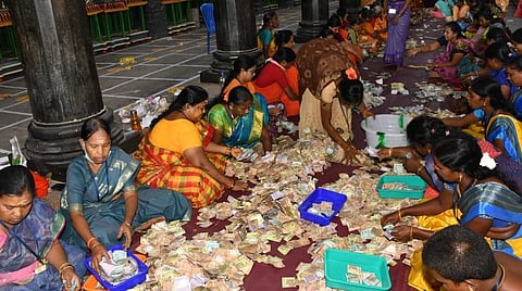 படவிளக்கம்: தி.மலை அண்ணாமலையார் கோயிலில் உண்டியல் காணிக்கை எண்ணும் பணி நடைபெற்றது.