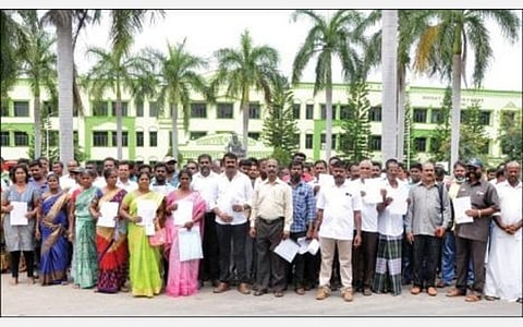 கிருஷ்ணகிரி ஆட்சியர் அலுவலத்தில் புகார் மனு அளிக்க திரளாக வந்த யுனிவர் காயின் மோசடியில் பாதிக்கப்பட்டவர்கள்.