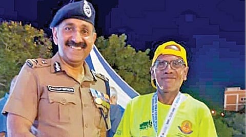 இரவு மாரத்தானில் உற்சாகத்துடன் ஓடிய ஓய்வுபெற்ற ‘தி இந்து’ நாளிதழ் உதவி ஆசிரியர்: ஆவடி காவல் ஆணையர் நேரில் அழைத்து பாராட்டு