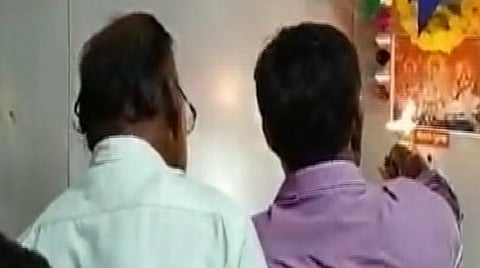 மின்சார ரயிலில் ஆயுஜ பூஜை கொண்டாடிய பயணிகள்