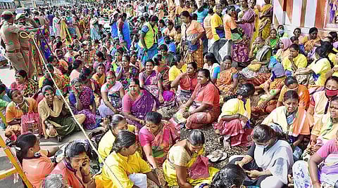 போராட்டத்தில் ஈடுபட்ட கோவை மாநகராட்சி தூய்மைப் பணியாளர்கள்