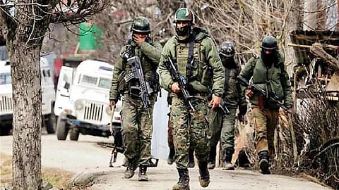 காஷ்மீர் என்கவுன்ட்டர் | சோபியான் மாவட்டத்தில் 4 தீவிரவாதிகள் சுட்டுக் கொலை