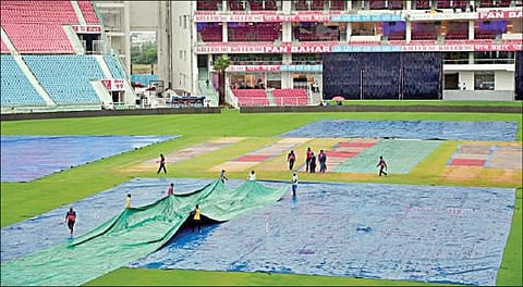 மழை காரணமாக தார்பாயால் மூடப்பட்டுள்ள லக்னோ மைதானம்.