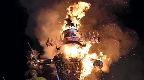 வட மாநிலங்களில் தசரா கொண்டாட்டத்தில் மத நல்லிணக்கம் - ராவணன் உருவ பொம்மை தயாரிக்கும் முஸ்லிம்கள்