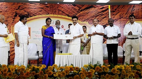 சென்னையில் நேற்று வள்ளலார் முப்பெரும் விழாவைத் தொடங்கிவைத்து, `வள்ளலார் தனிப்பெருங்கருணை' என்ற சிறப்பு மலரை வெளியிட்டார் முதல்வர் மு.க.ஸ்டாலின். உடன், அமைச்சர்கள் கே.என்.நேரு, எம்ஆர்கே.பன்னீர்செல்வம், மா.சுப்பிரமணியன், பி.கே.சேகர்பாபு உள்ளிட்டோர்.படம்: ம.பிரபு