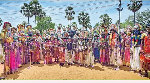 குலசேகரன்பட்டினம் முத்தாரம்மன் கோயில் தசரா திருவிழா சூரசம்ஹாரத்தை முன்னிட்டு பல்வேறு வேடமணிந்த பக்தர்கள் கடற்கரையில் குவிந்தனர்.