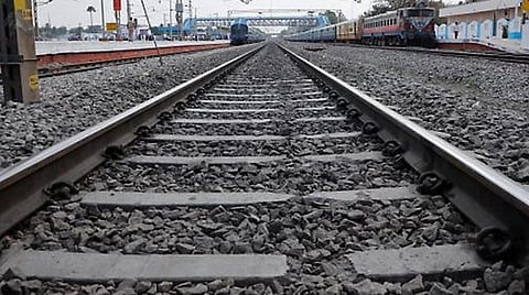 செல்போன் பறிக்க முயன்றபோது விபரீதம்: மின்சார ரயிலில் இருந்து தவறி விழுந்த கொள்ளையன் கால் துண்டானது