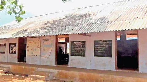 திசையன்விளை அருகே குட்டம் கிராமத்தில் மழையில் ஒழுகும் அரசுப்பள்ளி: புதிய கட்டிடத்துக்கு நிதி ஒதுக்காததால் வேதனை