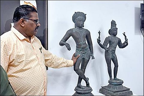 கிழக்கு கடற்கரை சாலை, முட்டுக்காடு பகுதியில் உள்ள தனியார்அருங்காட்சியகத்திலிருந்து போலீஸாரால் மீட்கப்பட்ட சோழர் கால வீணாதாரர் மற்றும் ரிஷபதாரர் சிலைகள். படம்: ம.பிரபு