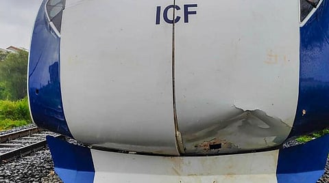 வந்தே பாரத் ரயில் 2-வது நாளாக மாடு மீது மோதியதில் சேதம்