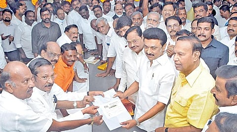 திமுக தொண்டர்களால் களைகட்டியது அண்ணா அறிவாலயம்: தலைவர் பதவிக்கு மு.க.ஸ்டாலின் தேர்வாகிறார்