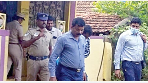 சிவகங்கை கல்லூரி சாலையில் உள்ள விக்னேஸ்வரன் வீட்டில் விசாரணை செய்துவிட்டு வெளியே வந்த தேசிய புலனாய்வு முகமை அதிகாரிகள்.