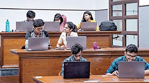 பிளஸ் 2 முடிக்கும் மாணவர்களுக்கு ஊக்கத்தொகையுடன் பயிற்சி அளித்து மென்பொறியாளராக்கும் ‘சோஹோ' பள்ளி