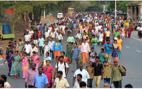 திருவண்ணாமலையில் விடிய, விடிய லட்சக்கணக்கானோர் கிரிவலம்: அண்ணாமலையாருக்கு அரோகரா என முழக்கம்