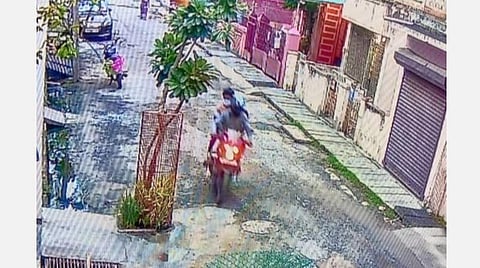 மர்ம கும்பல் நகைப் பறிப்பில் ஈடுபட்டு இருசக்கர வாகனத்தில் தப்பிச்செல்லும் சிசிடிவி பதிவு