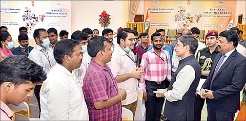 சென்னை கிண்டி ஆளுநர் மாளிகையில், ‘ஒரே பாரதம் உன்னத பாரதம் - இணைக்கும் பாரதம் தொடர்’ எனும் 2 நாள் நிகழ்ச்சியை ஆளுநர் ஆர்.என்.ரவி நேற்று தொடங்கி வைத்து, மாணவர்களுடன் கலந்துரையாடினார்.