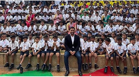 பள்ளி மாணவர்களுடன் தோனி