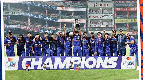 கோப்பையுடன் இந்திய அணி