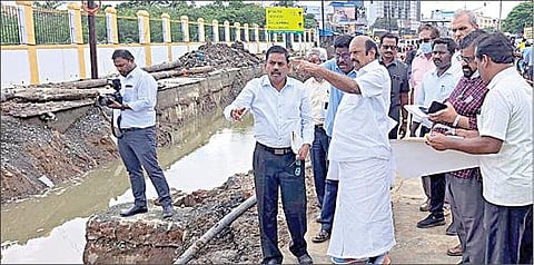 பள்ளிக்கரணையில் ரூ.20 கோடியில் நடைபெறும் மழைநீர் வடிகால் பணியை நேற்று பார்வையிட்டு, அதிகாரிகளுக்கு ஆலோசனை வழங் கும் பொதுப்பணித் துறை அமைச்சர் எ.வ.வேலு.