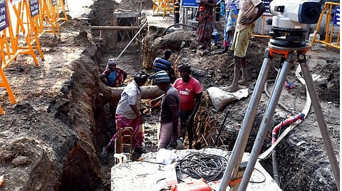 மெட்ரோ ரயில், மழைநீர் வடிகால் பணிகளால் ஏற்பட்டுள்ள போக்குவரத்து நெரிசலை குறைக்க மாநகராட்சி காவல் துறை ஆலோசனை
