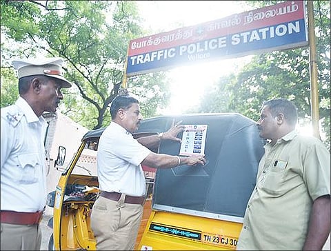 வேலூரில் ஆட்டோக்களில் காவல்துறை உதவி எண்கள் கொண்ட ஸ்டிக்கர் ஒட்டும் பணியை போக்குவரத்து காவல் ஆய்வாளர் நாகராஜன் நேற்று தொடங்கி வைத்தார்.படம்: வி.எம்.மணிநாதன்.