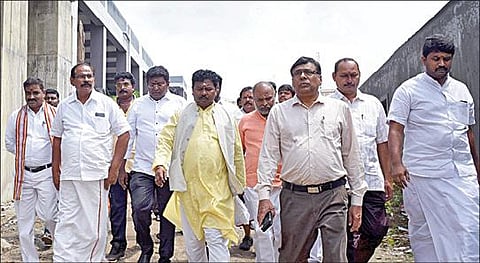 சேலத்தில், சீர்மிகு நகர திட்டத்தின் கீழ் ஈரடுக்கு பேருந்து நிலையம் கட்டும் பணியை மத்திய ஜல்சக்தி மற்றும் பழங்குடியின நலத்துறை இணை அமைச்சர் பிஸ்வேஸ்வர் நேற்று ஆய்வு செய்தார். உடன் ஆட்சியர் கார்மேகம் உள்ளிட்டோர். படம்: எஸ். குரு பிரசாத்