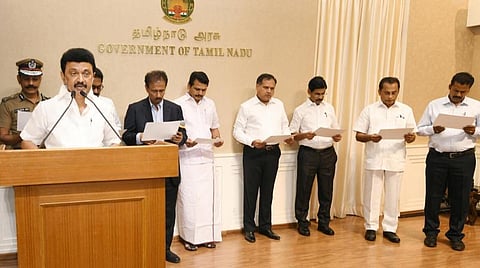 மாணவர்களுக்கான சாலைப் பாதுகாப்பு விழிப்புணர்வுத் திட்டமான `குட்டி காவலர்' திட்டத்தை தலைமைச் செயலகத்திலிருந்து நேற்று காணொலி மூலம் தொடங்கிவைத்த முதல்வர் மு.க.ஸ்டாலின், சாலைப் பாதுகாப்பு விழிப்புணர்வு உறுதிமொழியை வாசிக்க, அமைச்சர் வி.செந்தில்பாலாஜி, தலைமைச் செயலர் வெ.இறையன்பு உள்ளிட்டோரும், கோவை கொடிசியா வளாகத்திலிருந்து காணொலி வாயிலாக மாவட்ட ஆட்சியர் ஜி.எம்.சமீரான் மற்றும் மாணவ, மாணவிகள் உள்ளிட்டோரும் உறுதிமொழியை ஏற்றுக்கொண்டனர்.