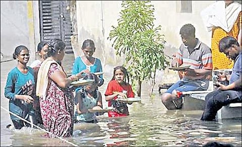 ஆந்திராவில் உள்ள அனந்தபூரில் வெள்ளம் வீடுகளில் புகுந்ததால், அப்பகுதி மக்களில் சிலர் முகாம்களில் தங்க வைக்கப்பட்டுள்ளனர். மேலும் சிலர் வெள்ளத்திலேயே மதிய உணவை சாப்பிடுகின்றனர்.