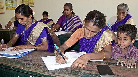 தமிழகத்தில் படிப்பறிவு பெற்றவர்கள் 85.4 சதவீதமாக அதிகரிப்பு - பெண்கள் எண்ணிக்கை குறிப்பிடத்தக்க அளவில் உயர்வு