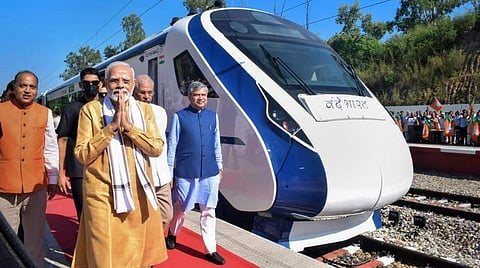 இமாச்சல பிரதேசத்தின் உனாவிலிருந்து டெல்லிக்கு வந்தே பாரத் எக்ஸ்பிரஸ் ரயிலை பிரதமர் நரேந்திர மோடி நேற்று தொடங்கி வைத்தார். ரயில்வே அமைச்சர் அஸ்வினி வைஷ்ணவ், இமாச்சல் ஆளுநர் ராஜேந்திர அர்லேகர், இமாச்சல் முதல்வர் ஜெய் ராம் தாக்குர் ஆகியோர் உடன் உள்ளனர்.படம்: பிடிஐ.