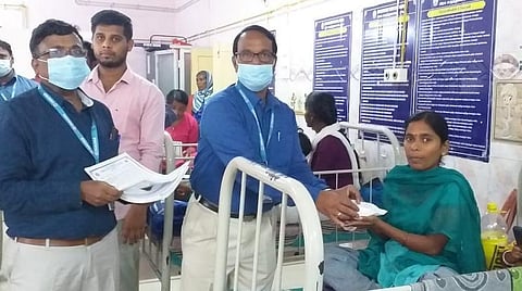 உலக முட்டை தினத்தை முன்னிட்டு ஓசூர் அரசு மருத்துவமனையில் சிகிச்சை பெறுபவர்களுக்கு வேகவைத்த முட்டைகளை கோழியின உற்பத்தி மற்றும் மேலாண்மை கல்லூரி முதல்வர் எஸ்.டி.செல்வன் வழங்கினார்.